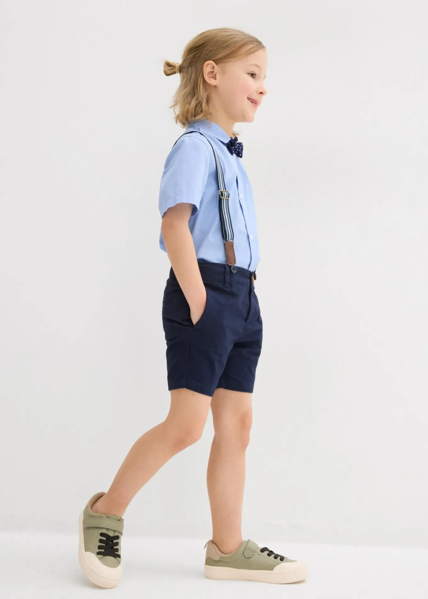 Camisa de manga corta, bermudas tipo chino, tirantes y pajarita (conjunto de 4 piezas)