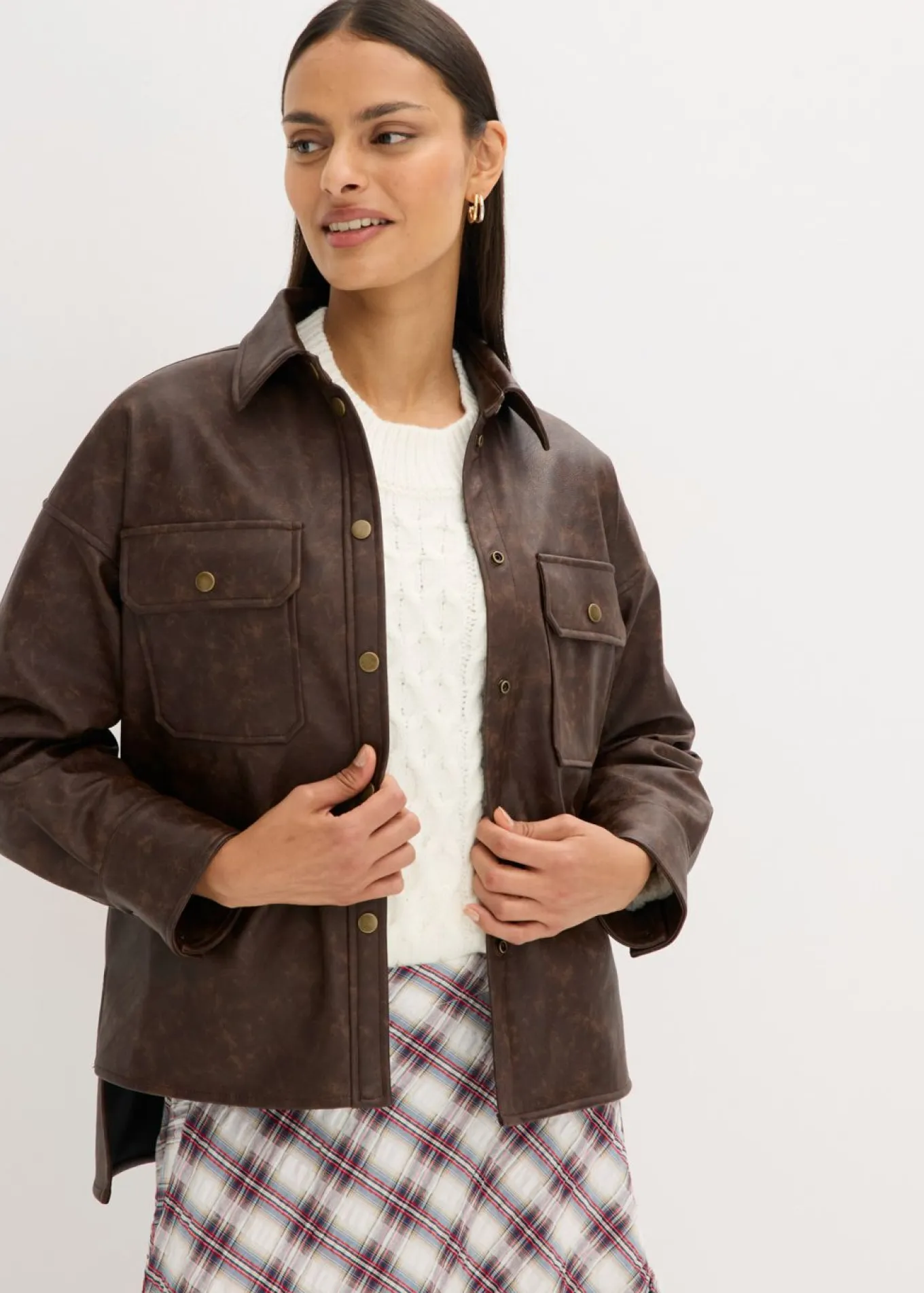 Camisa de piel sintética con efecto desgastado