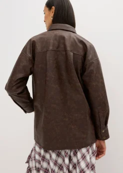 Camisa de piel sintética con efecto desgastado