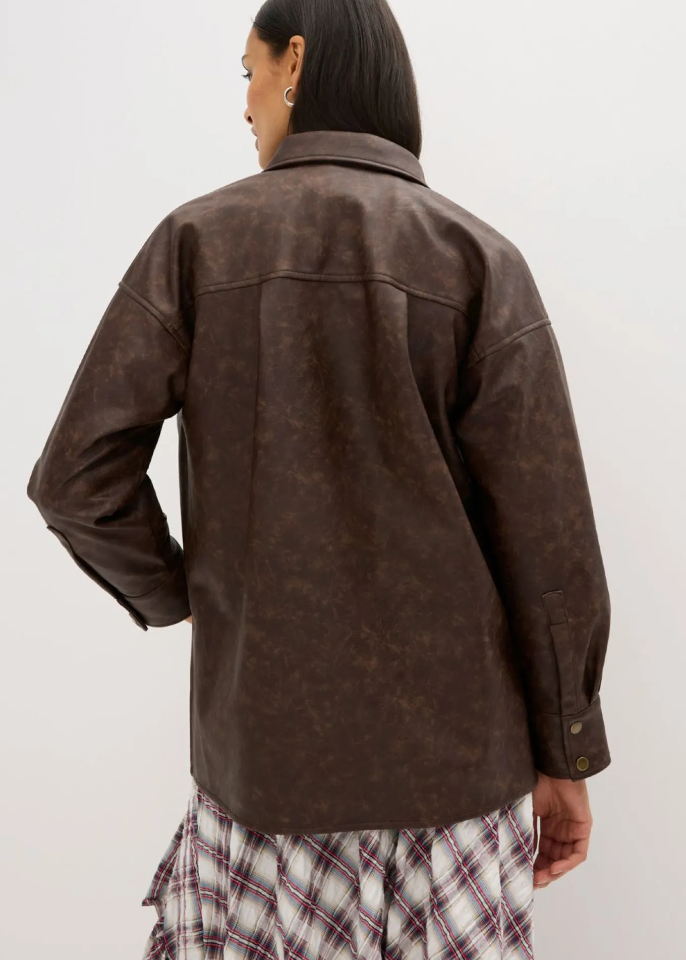 Camisa de piel sintética con efecto desgastado