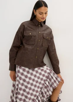 Camisa de piel sintética con efecto desgastado