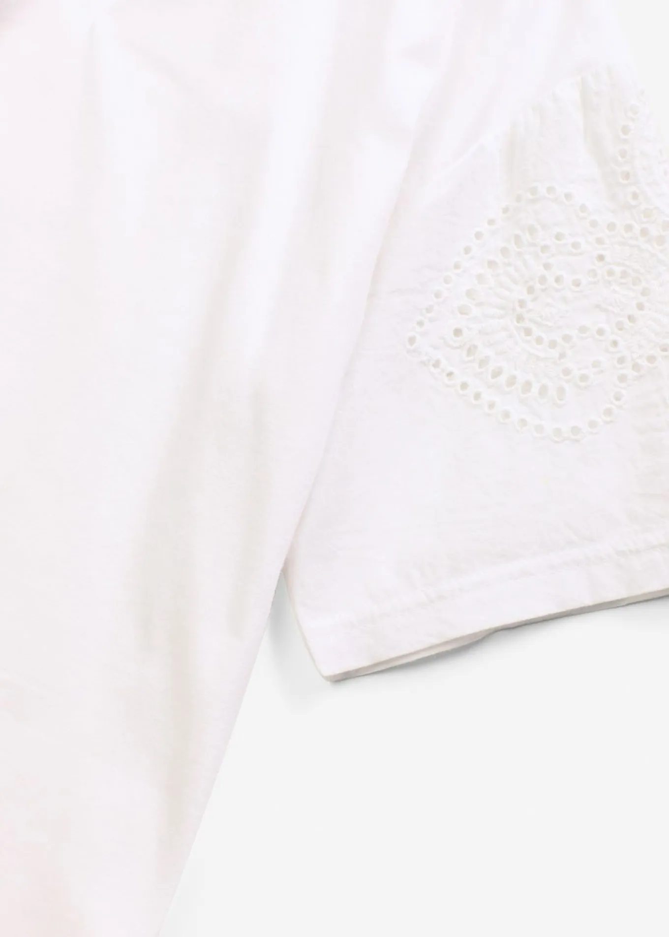 Camiseta con bordado calado