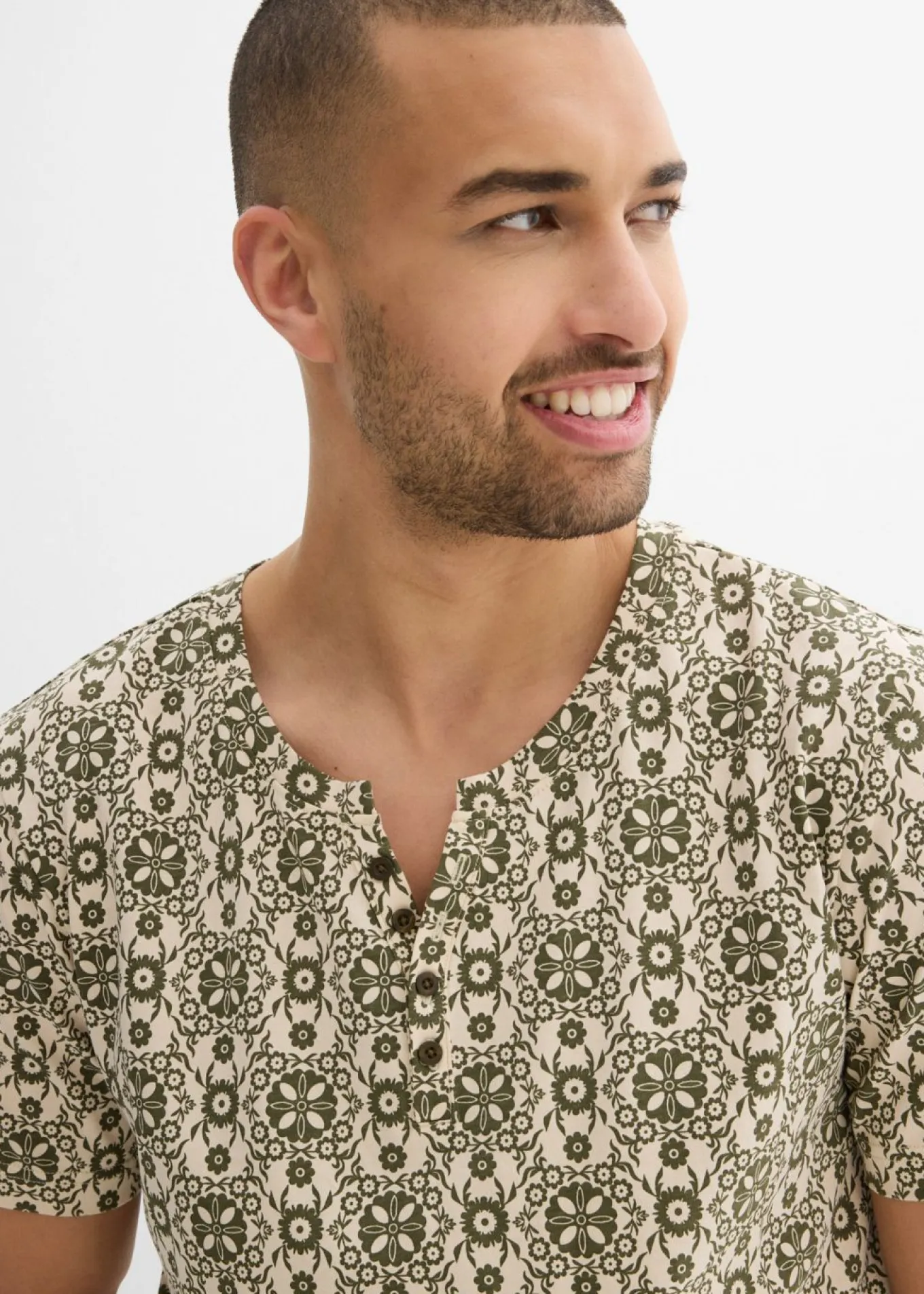 Camiseta con cuello henley de algodón puro