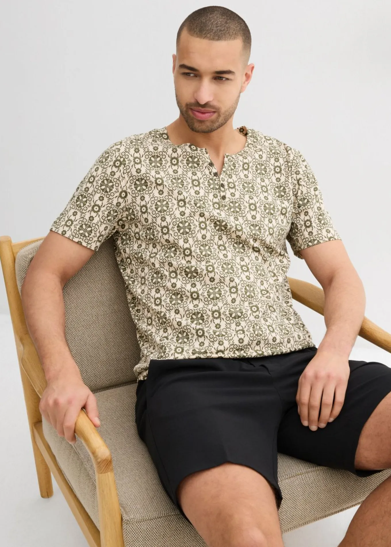 Camiseta con cuello henley de algodón puro