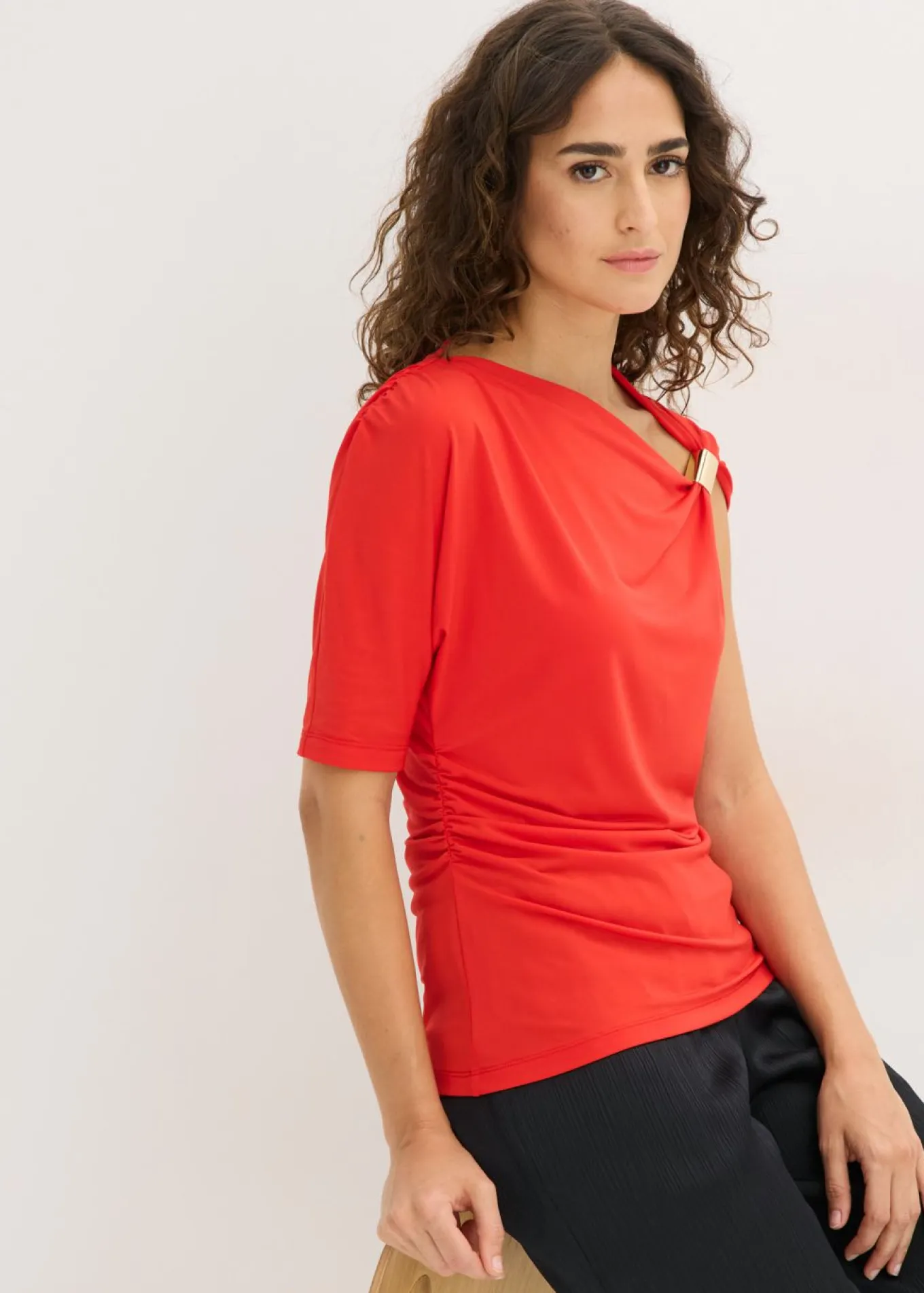 Camiseta con escote asimétrico