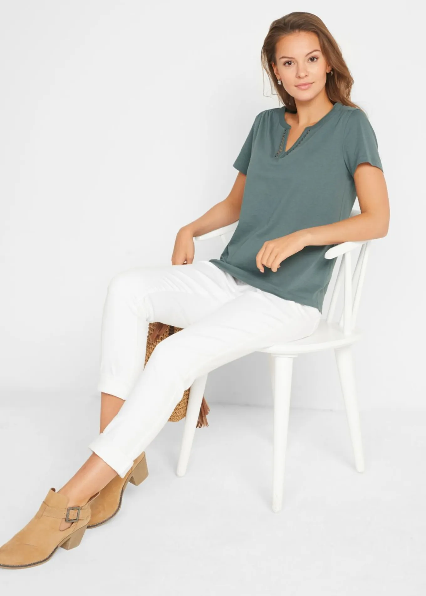 Camiseta con escote decorativo