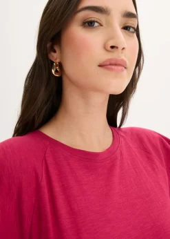 Camiseta con mangas llamativas