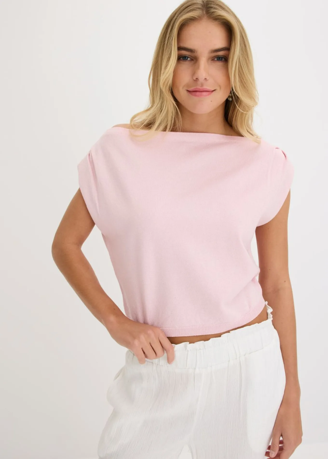 Camiseta con un hombro al descubierto