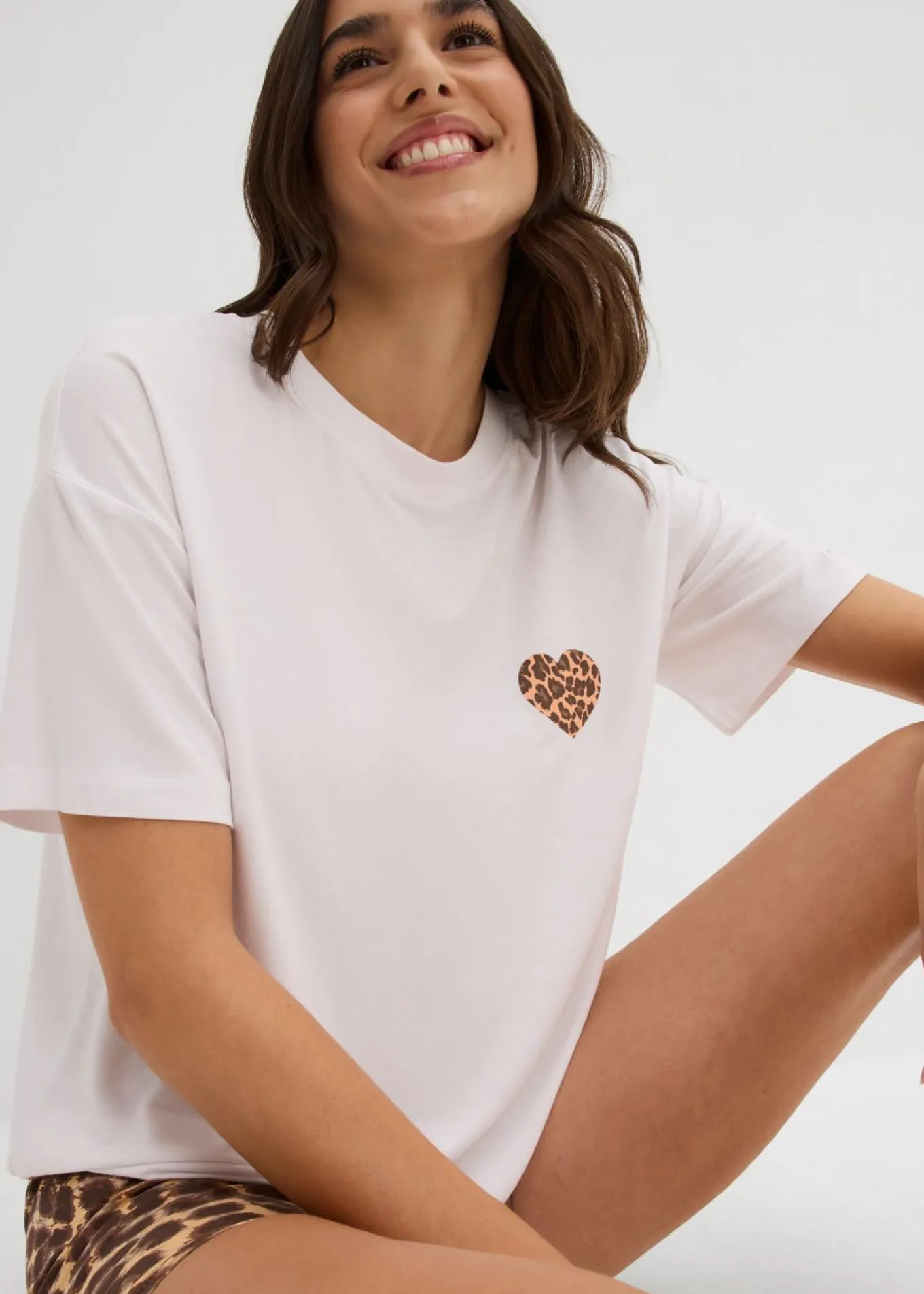 Camiseta corta con hombros caídos