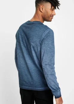 Camiseta de algodón orgánico con manga larga, cuello henley y aspecto desgastado