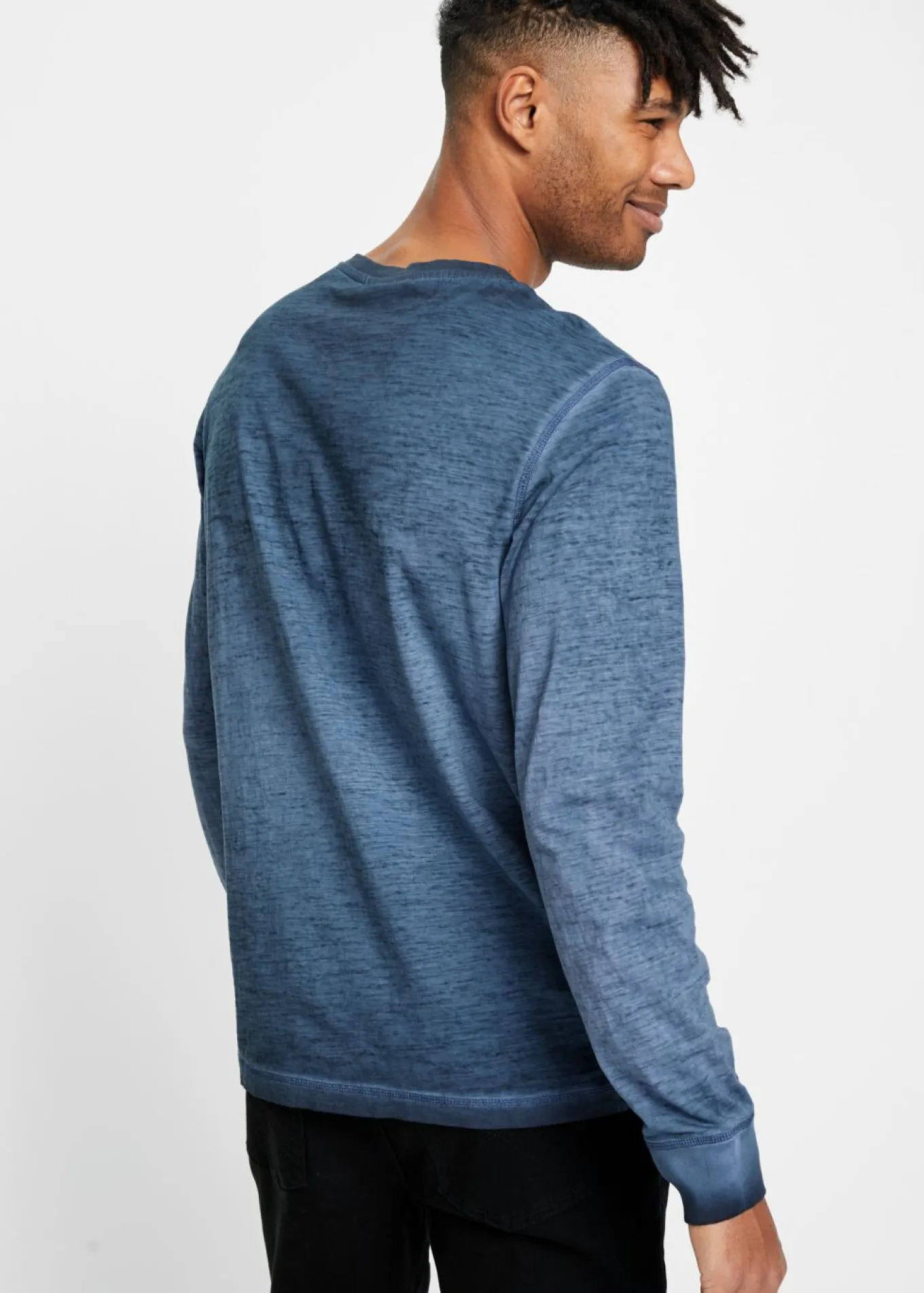 Camiseta de algodón orgánico con manga larga, cuello henley y aspecto desgastado