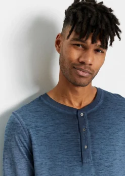 Camiseta de algodón orgánico con manga larga, cuello henley y aspecto desgastado