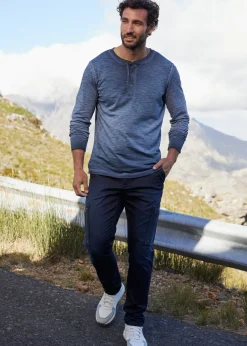 Camiseta de algodón orgánico con manga larga, cuello henley y aspecto desgastado