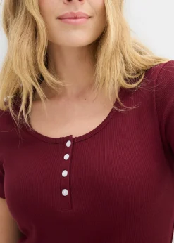 Camiseta henley con algodón orgánico puro