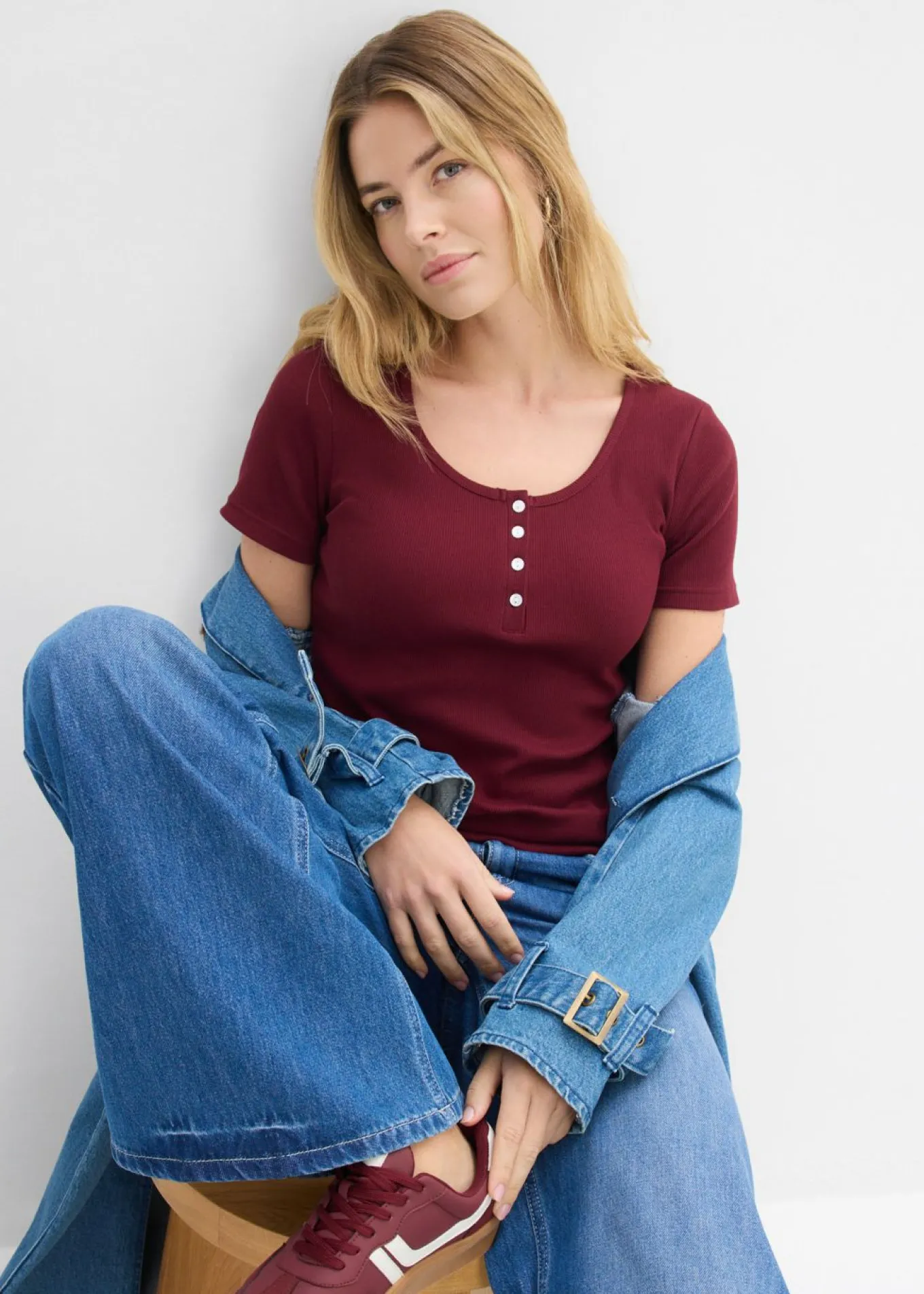 Camiseta henley con algodón orgánico puro