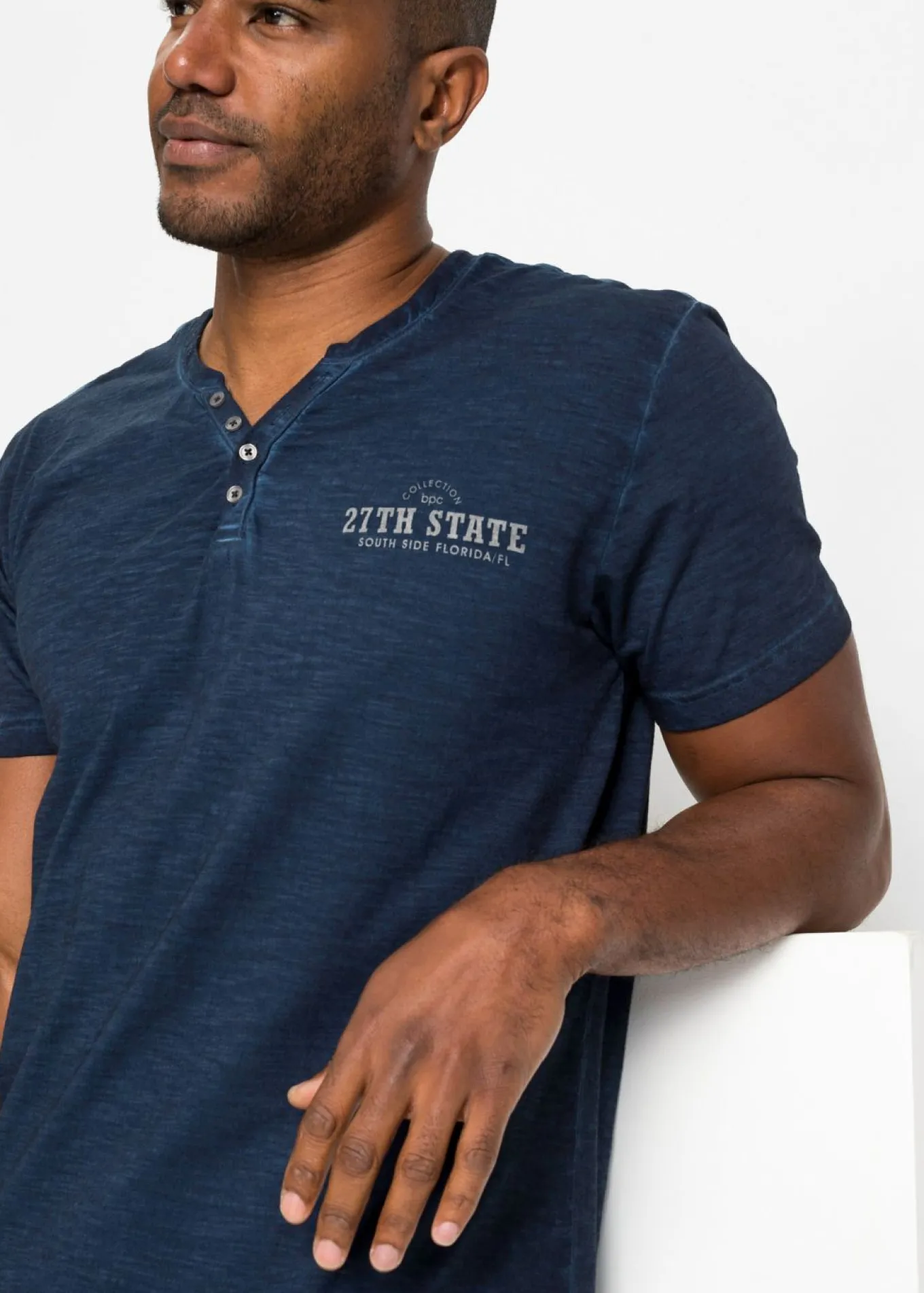 Camiseta henley de algodón orgánico puro con manga corta y aspecto lavado
