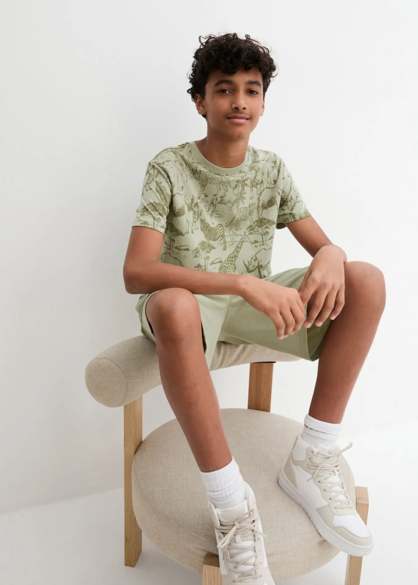 Camiseta y bermudas de algodón orgánico (conjunto de 2 piezas)