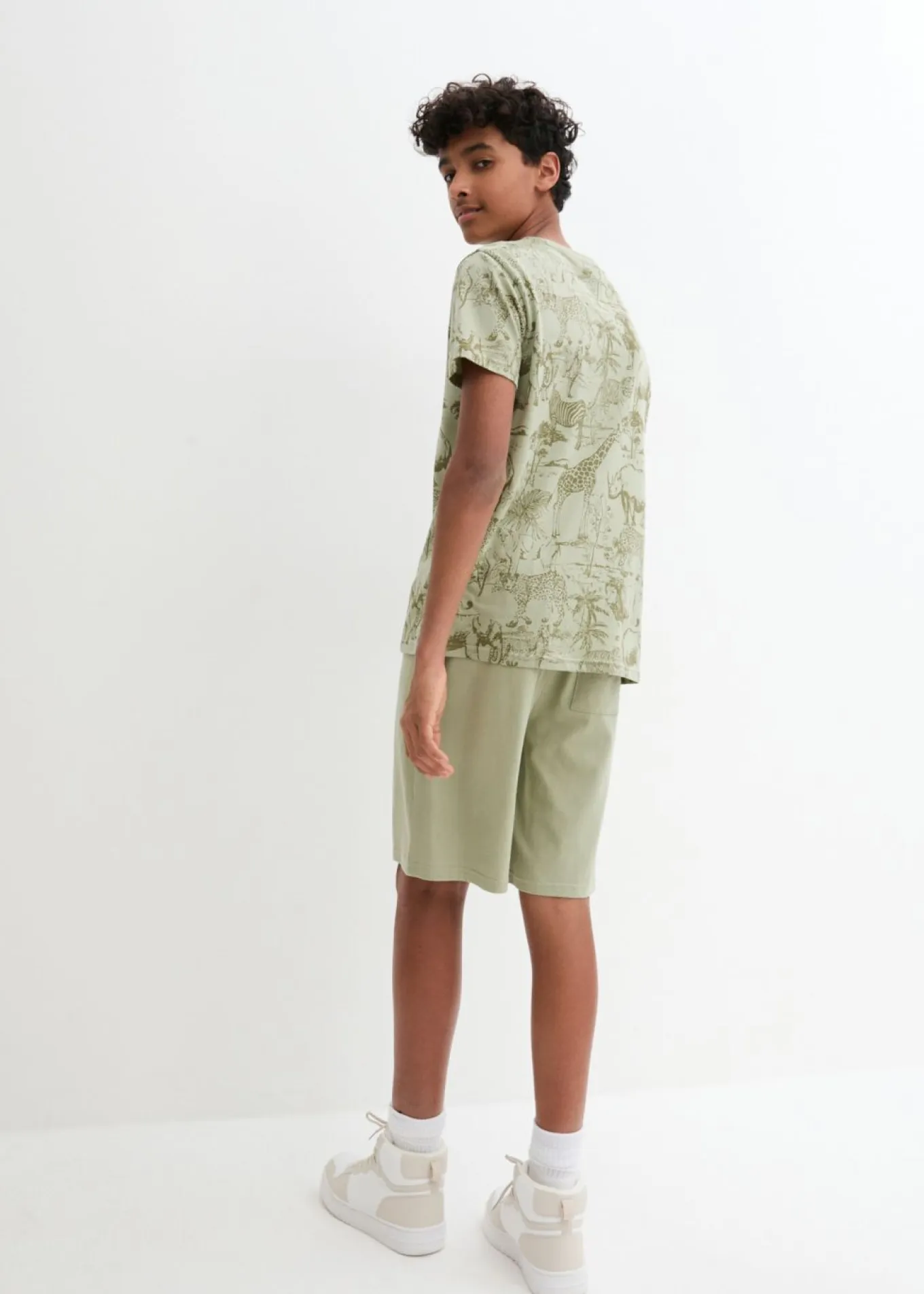 Camiseta y bermudas de algodón orgánico (conjunto de 2 piezas)