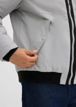 Cazadora de invierno con detalles capucha y detalles deportivos