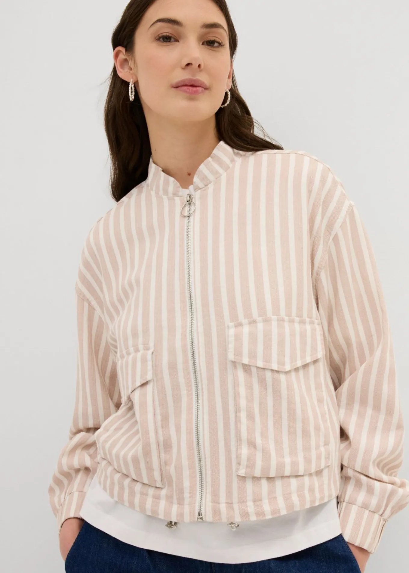 Chaqueta bomber con aspecto de lino