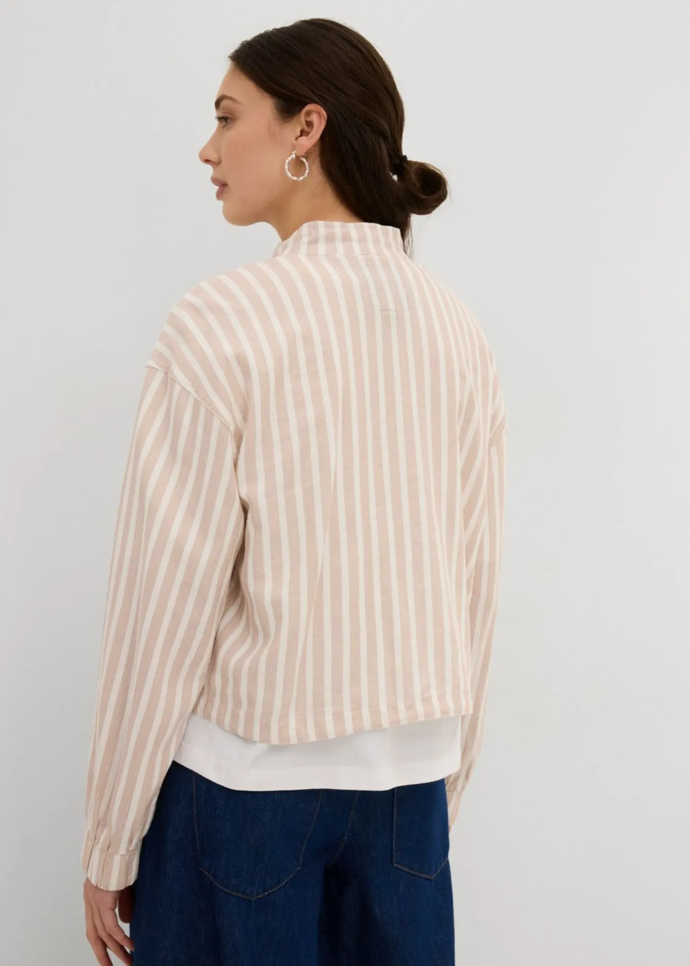 Chaqueta bomber con aspecto de lino