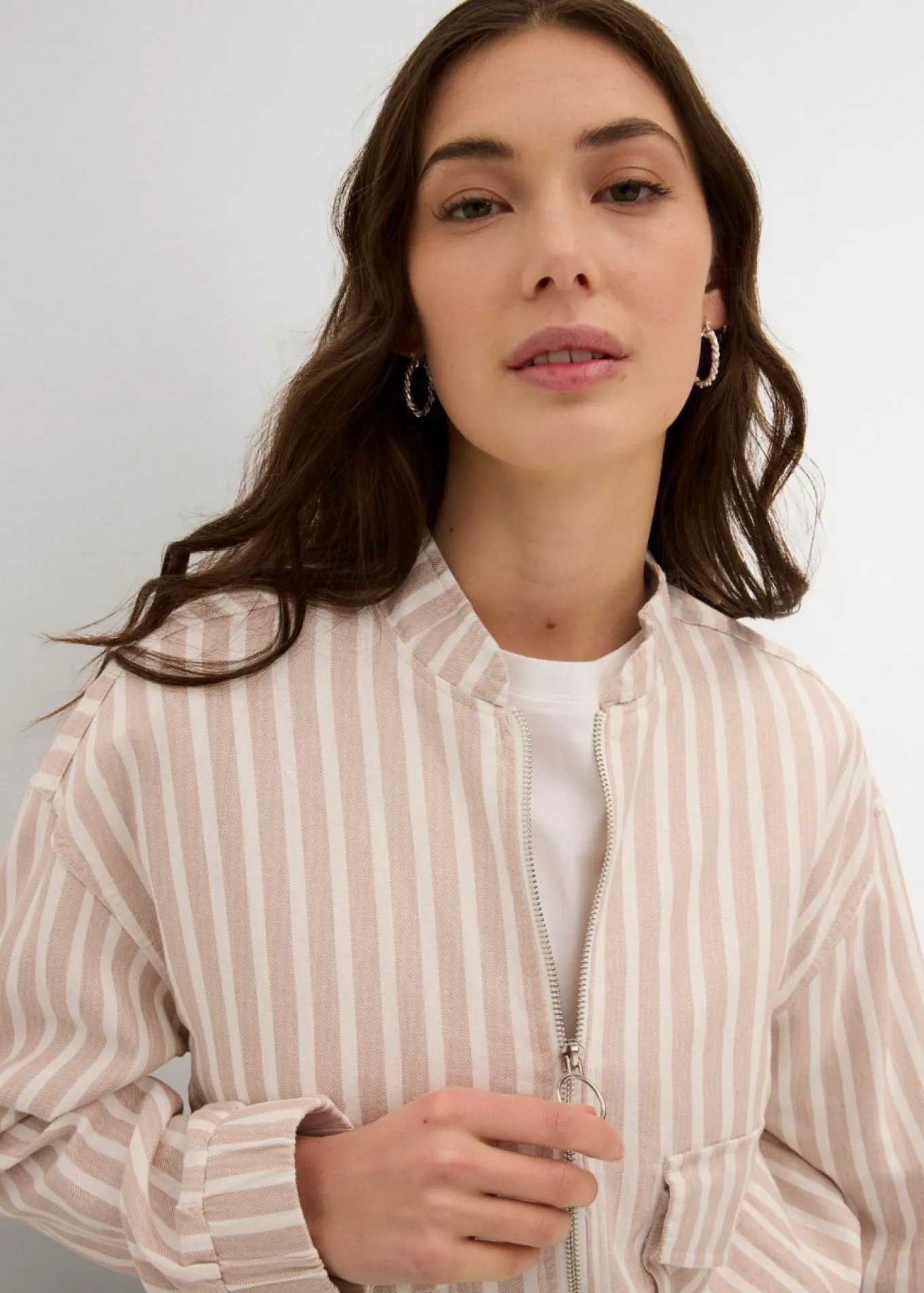 Chaqueta bomber con aspecto de lino