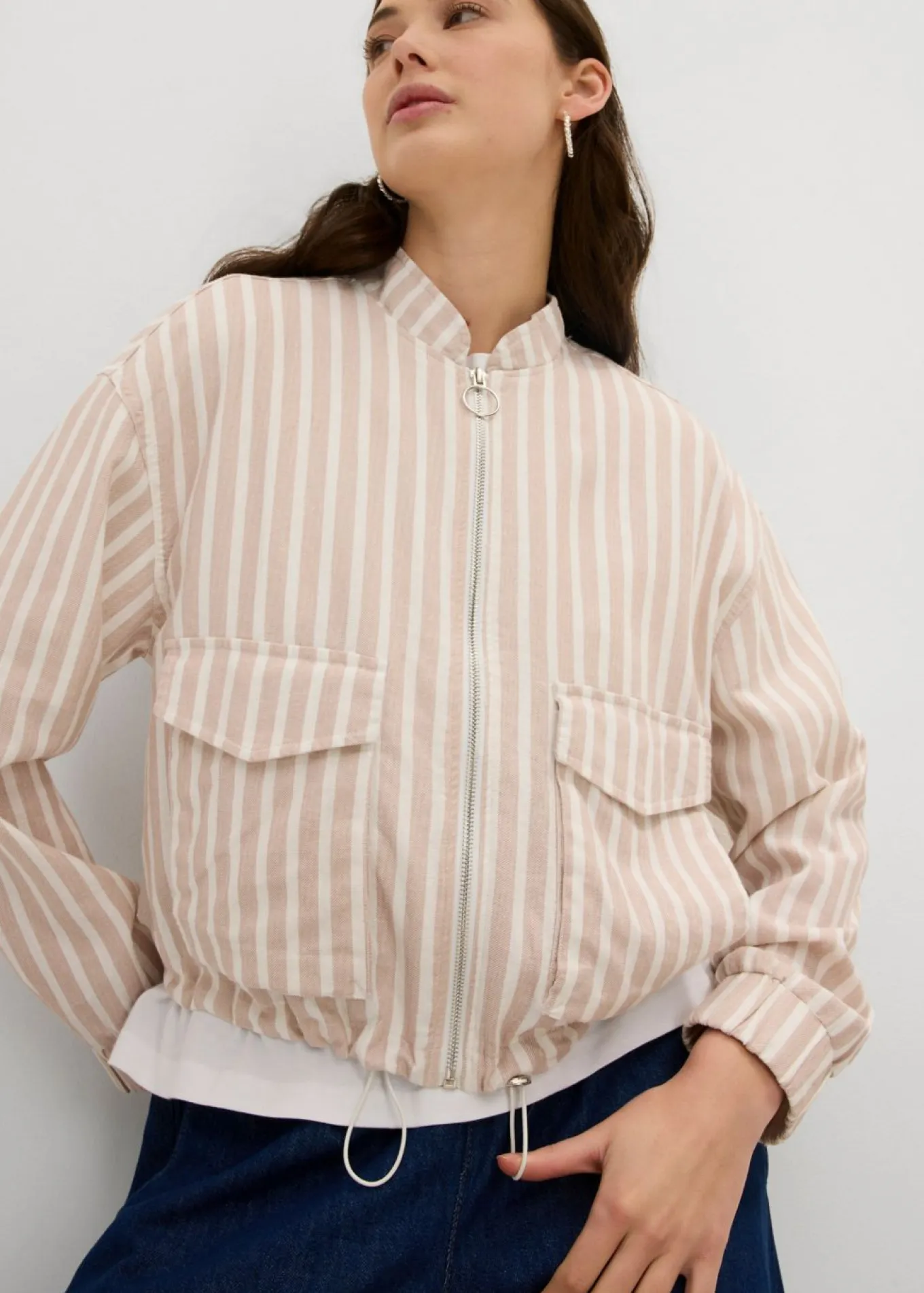 Chaqueta bomber con aspecto de lino