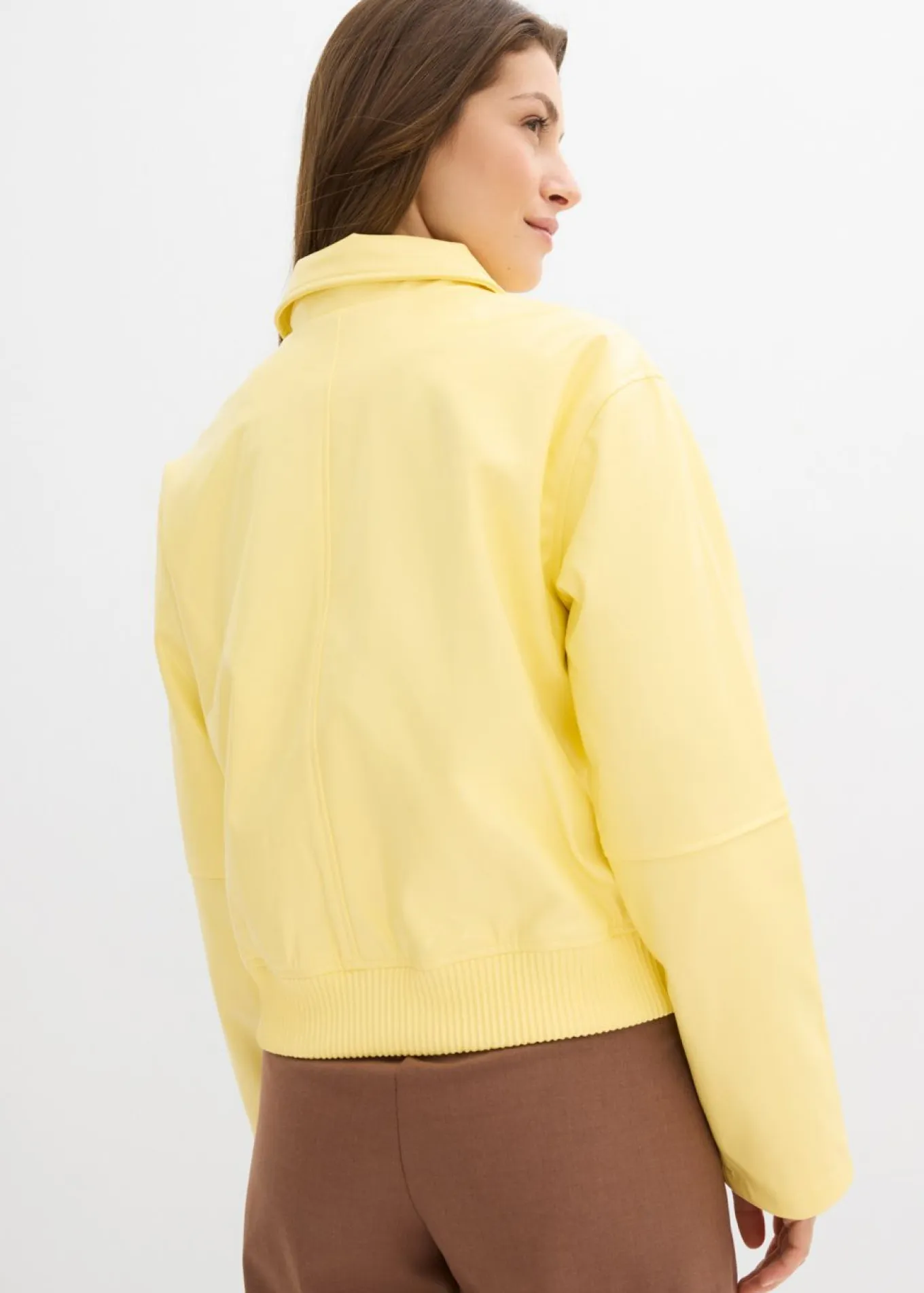 Chaqueta corta de piel sintética