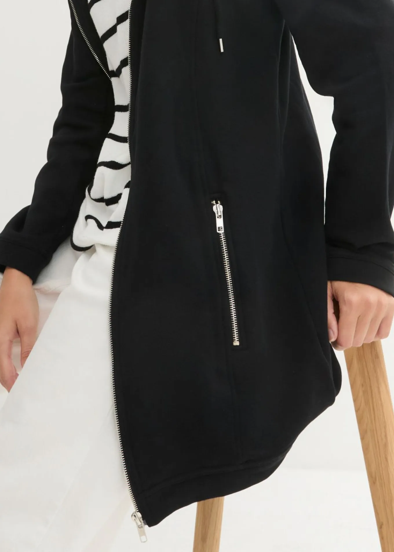 Chaqueta de chándal larga con bolsillos con cremallera