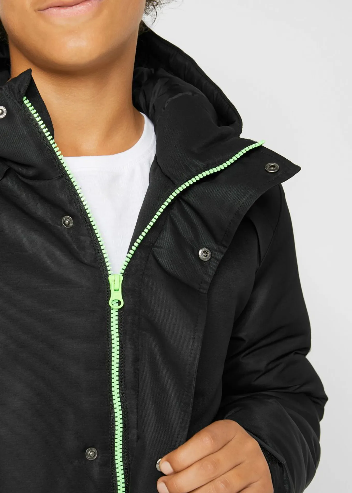 Chaqueta de invierno con detalles deportivos y capucha