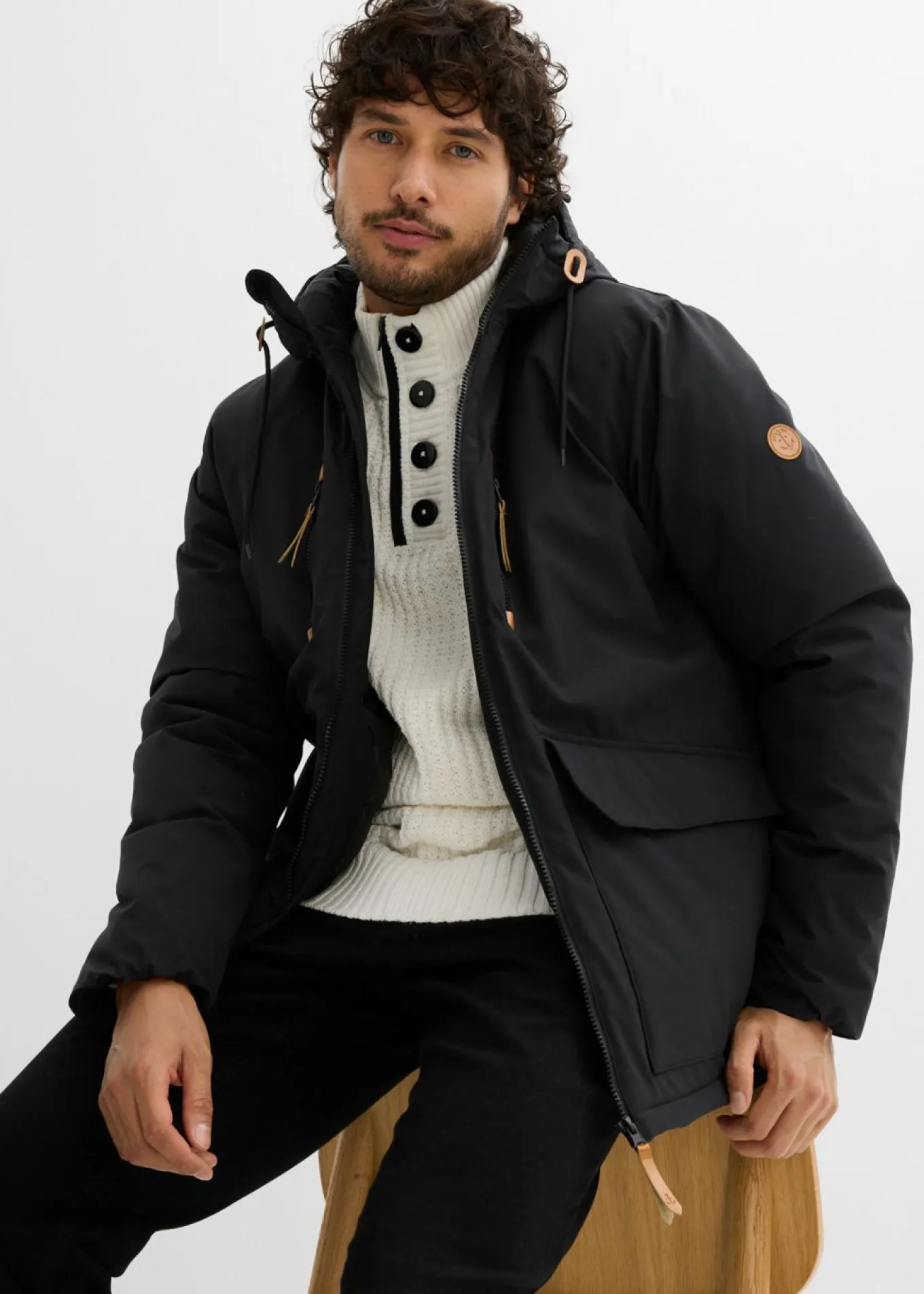 Chaqueta de invierno con capucha y detalles de piel sintética