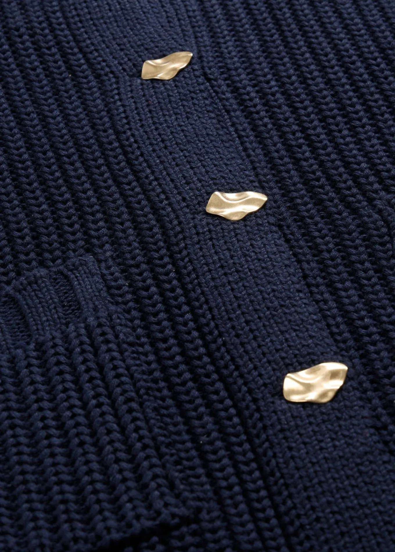 Chaqueta de punto grueso con botones con efecto martillado