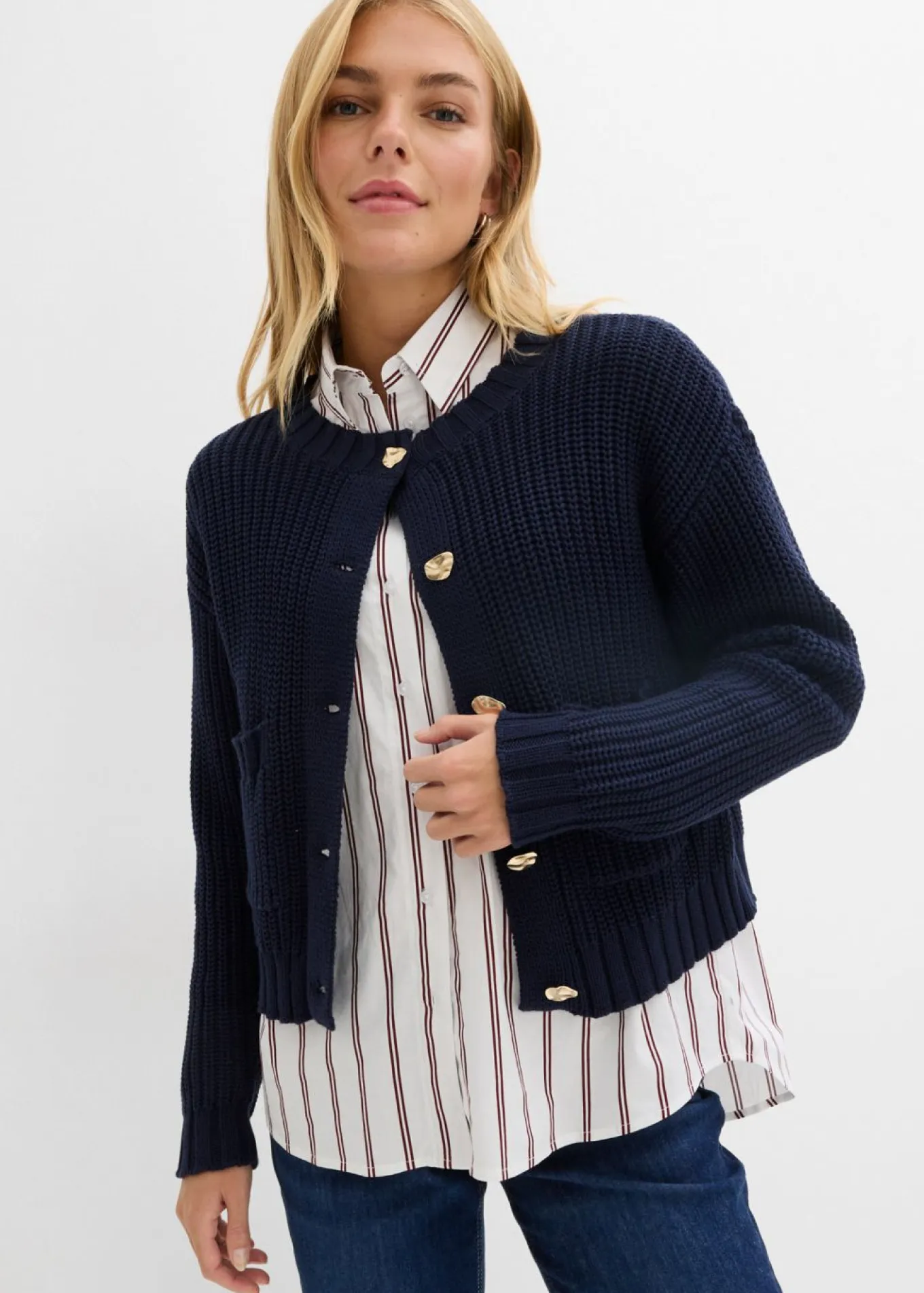 Chaqueta de punto grueso con botones con efecto martillado