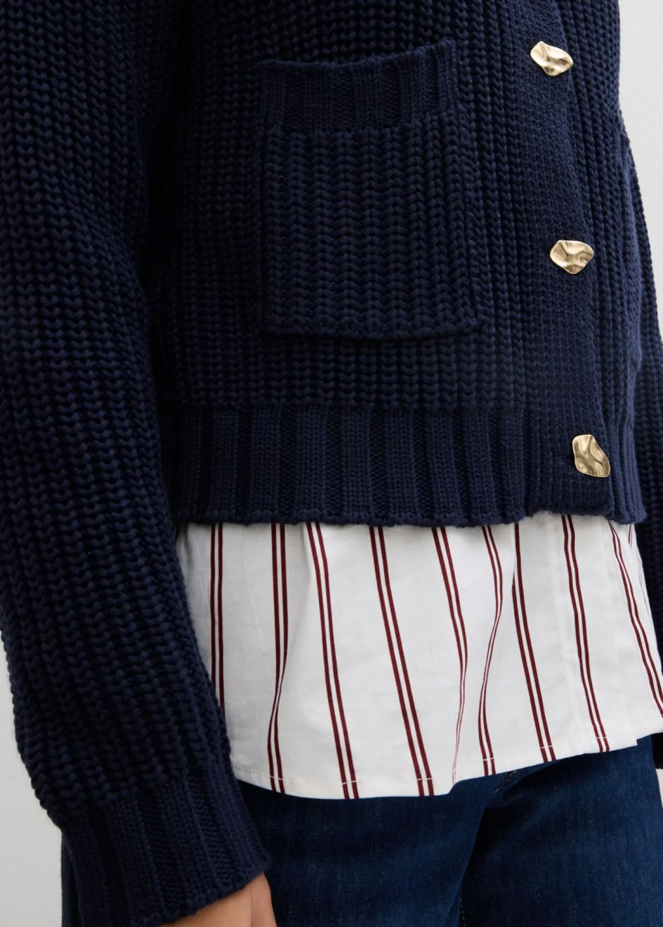 Chaqueta de punto grueso con botones con efecto martillado