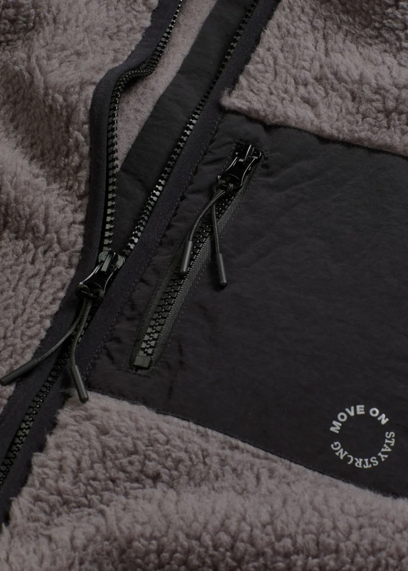 Chaqueta deportiva funcional con corte holgado