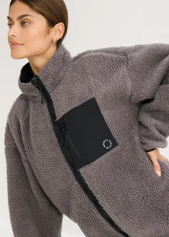 Chaqueta deportiva funcional con corte holgado