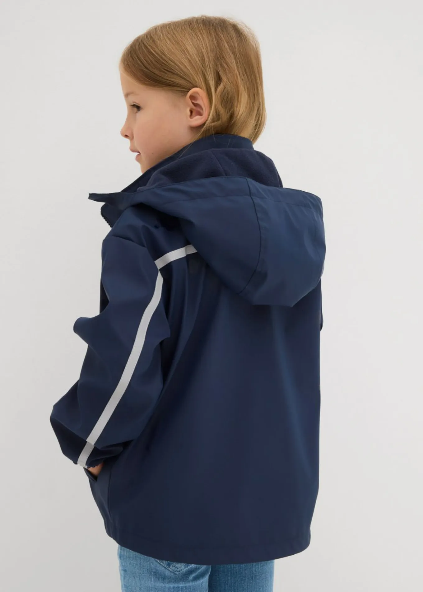 Chaqueta impermeable térmica con capucha desmontable y detalles reflectantes