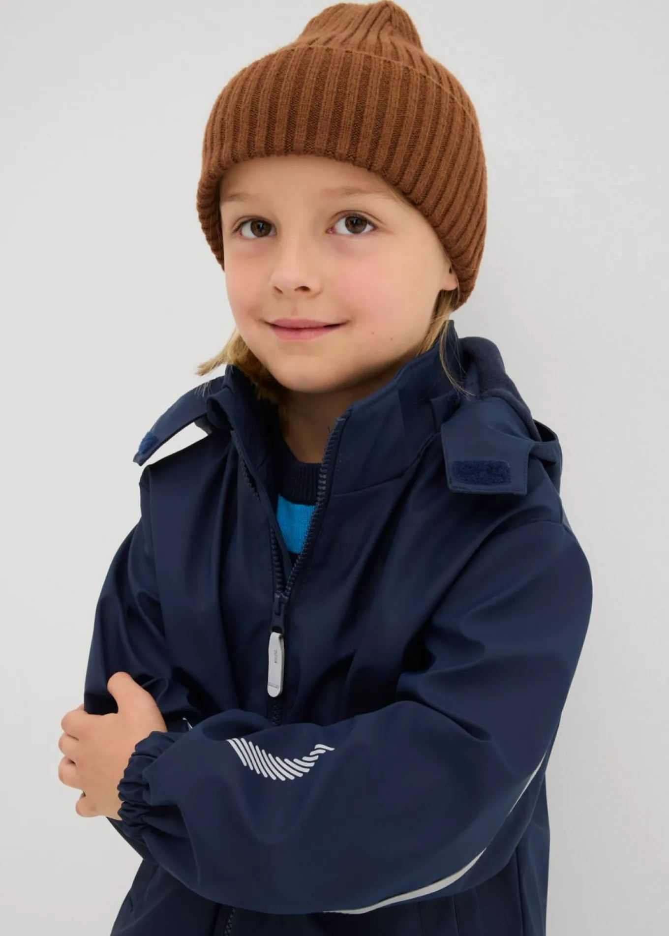 Chaqueta impermeable térmica con capucha desmontable y detalles reflectantes