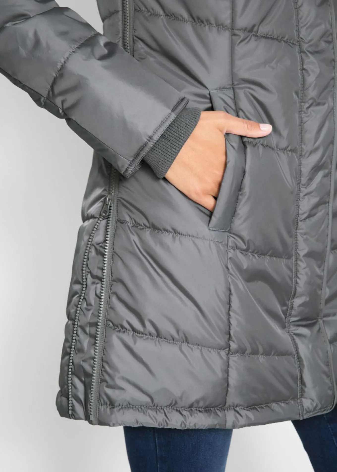 Chaqueta larga guateada con cuello y capucha
