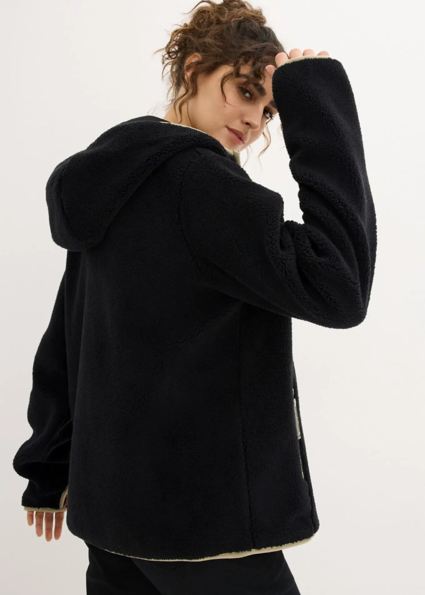 Chaqueta polar con capucha