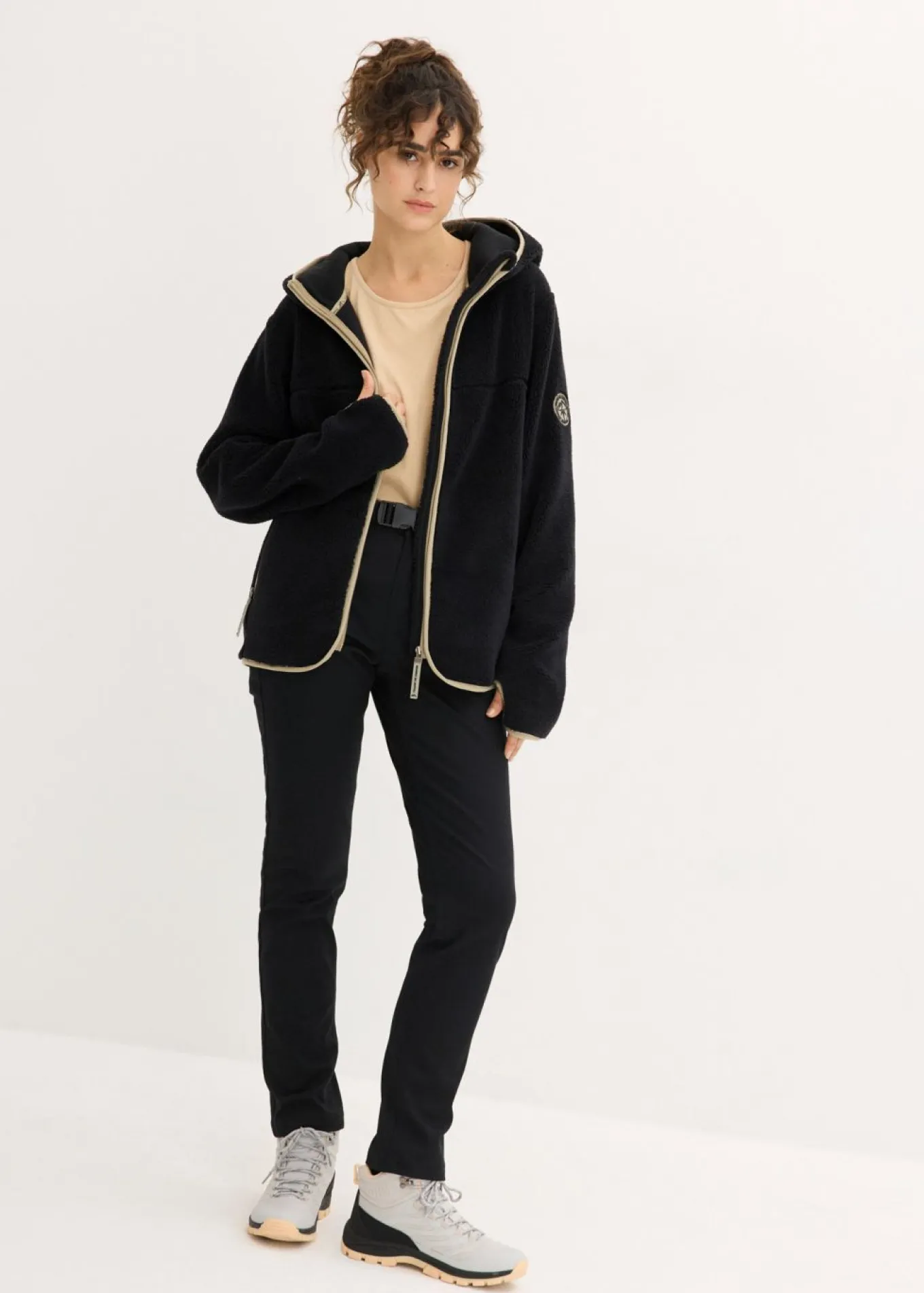 Chaqueta polar con capucha