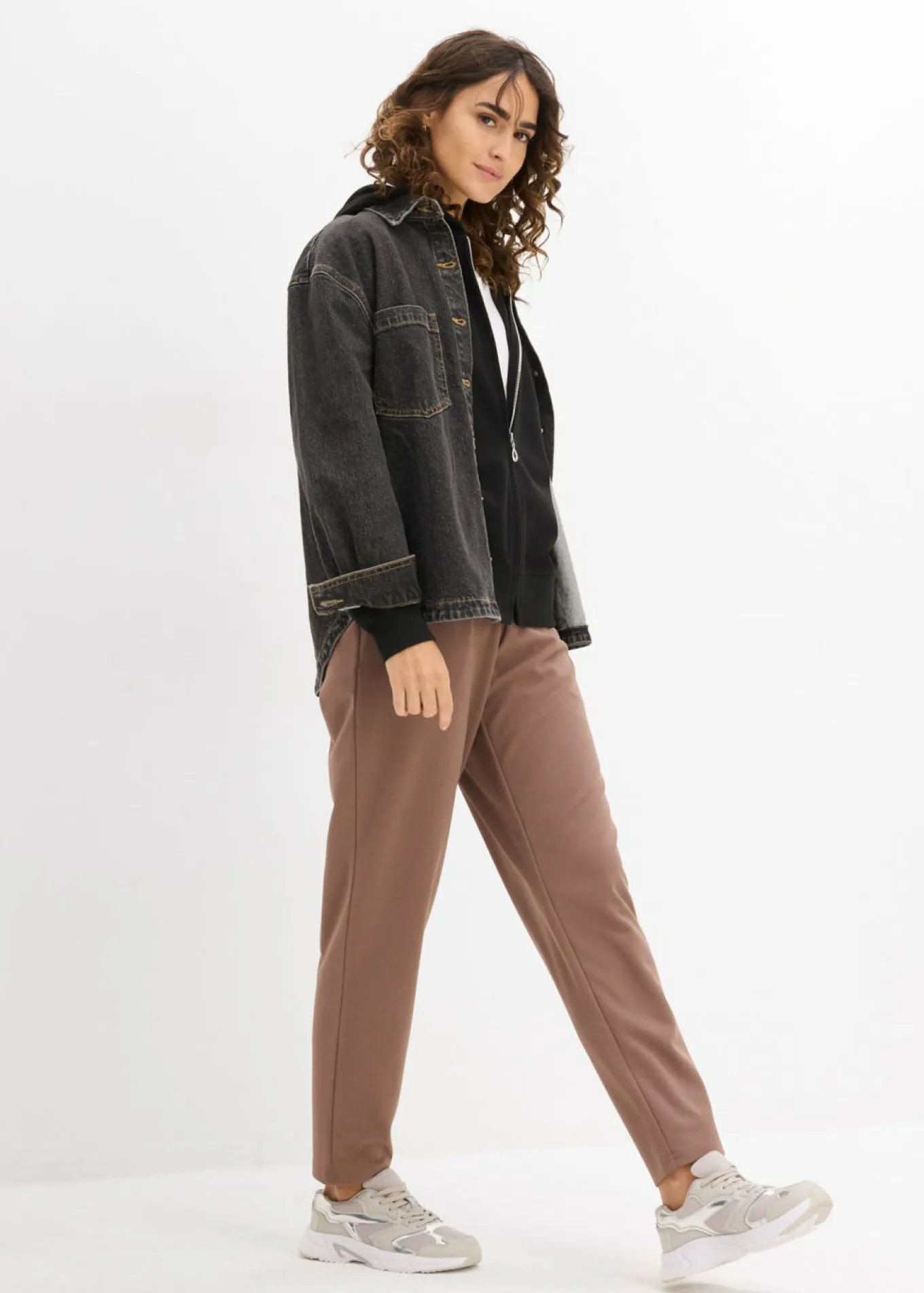 Chaqueta tipo sudadera con capucha y cremallera