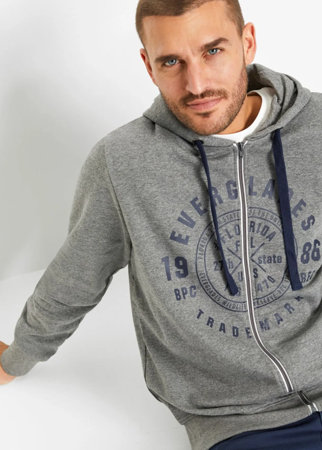 Chaqueta tipo sudadera con capucha y corte cómodo