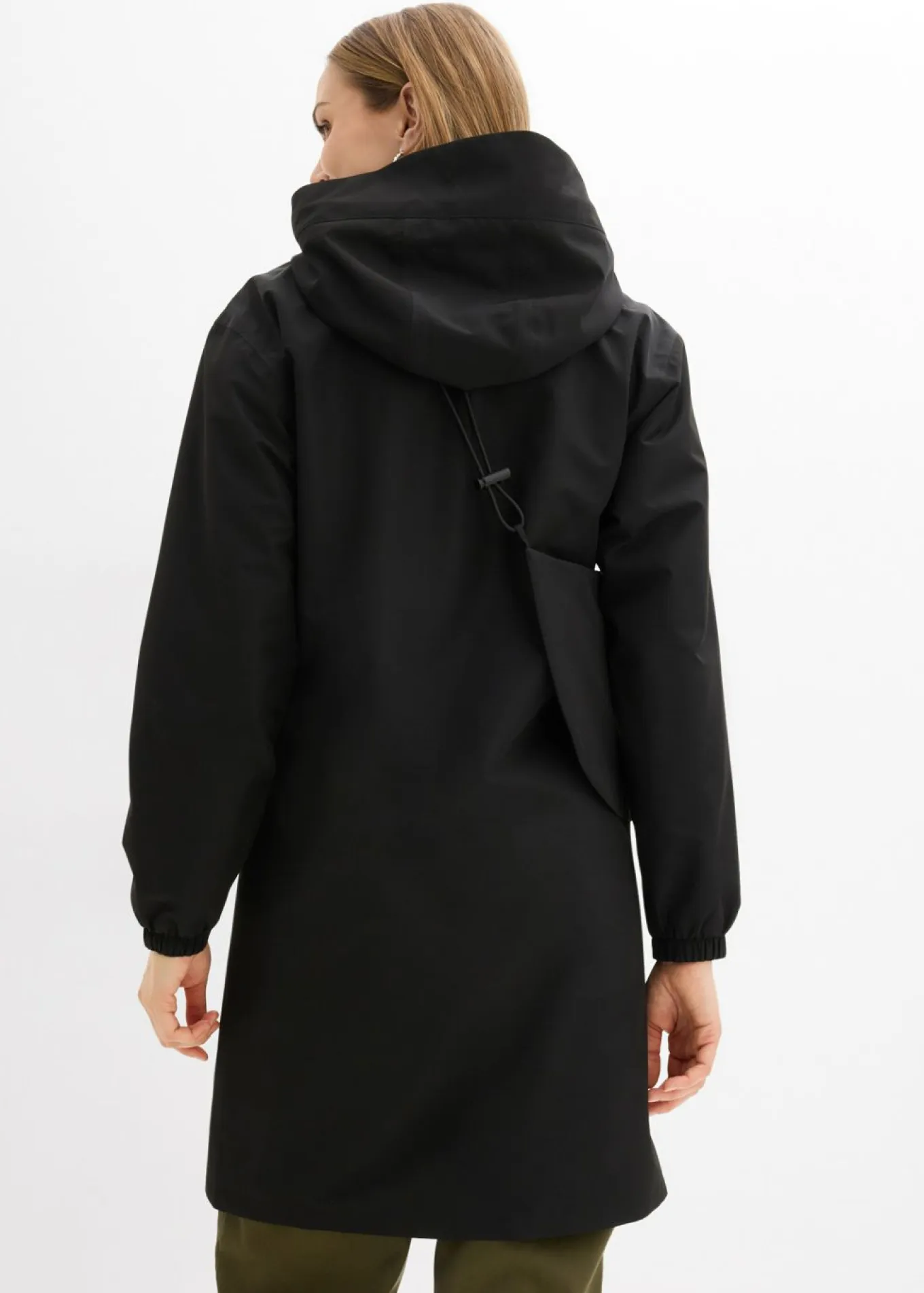 Chubasquero ligero con bolso estilo bandolera