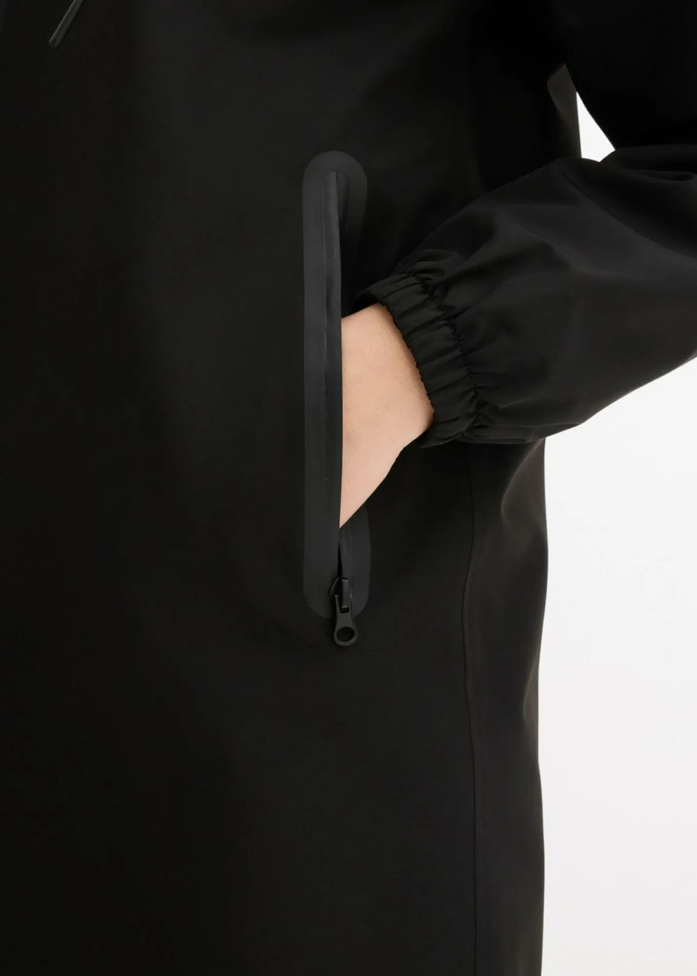 Chubasquero ligero con bolso estilo bandolera