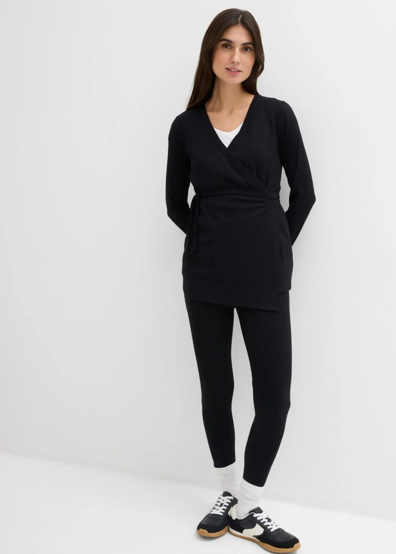Conjunto de camiseta cruzada premamá con cómodos leggings (2 piezas)