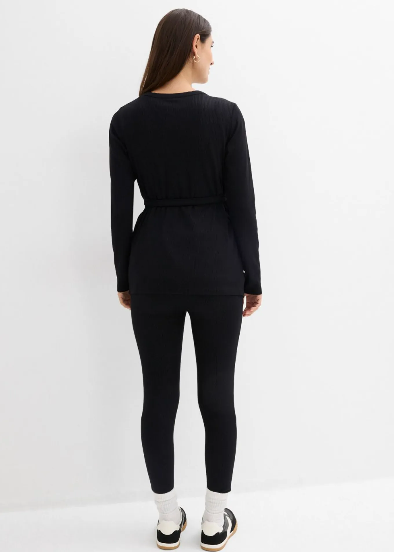 Conjunto de camiseta cruzada premamá con cómodos leggings (2 piezas)