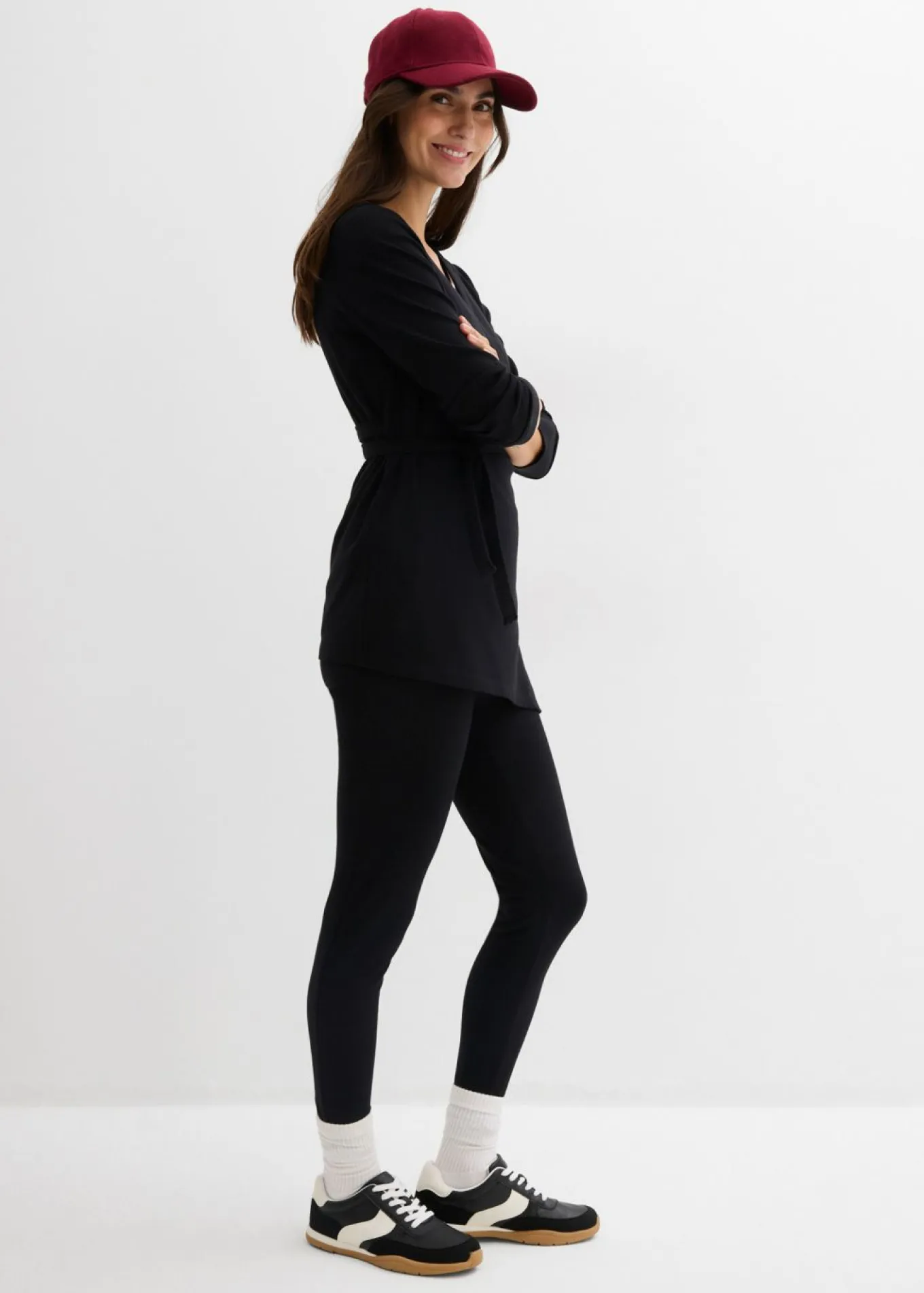 Conjunto de camiseta cruzada premamá con cómodos leggings (2 piezas)