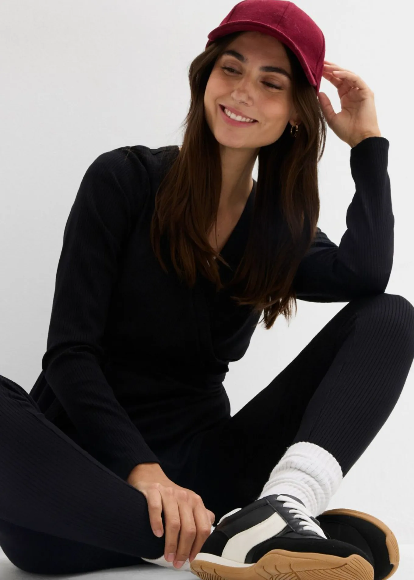 Conjunto de camiseta cruzada premamá con cómodos leggings (2 piezas)