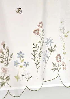 Cortina con bordado de flores
